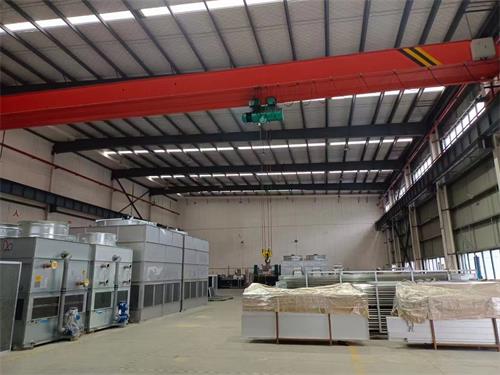 水冷卻塔溫度降不下來 /></p><p> ? 在夏季,很多冷卻塔用戶,包括閉式試驗冷卻塔用戶都會遇到一個頭疼的問題:冷卻塔在室內(nèi)降溫效果不好。冬天。夏天水溫怎么能不下降呢?這是因為冷卻塔廠家在選擇冷卻塔時沒有留下足夠的冷卻能力。 </p><p>?在選擇<a href=http://www.rso2.com/tags1_0.html target=_blank class=infotextkey>閉式冷卻塔</a>時,我們首先會考慮項目現(xiàn)場的夏季溫度以及如何根據(jù)客戶要求降低夏季水溫,因為夏季環(huán)境溫度比較高。冷卻相對困難。如果夏季制冷效果達標(biāo),其他季節(jié)也能輕松降溫。 </p><p>??為什么夏季冷卻塔水溫降不下來?</p><p>?選擇<a href=http://www.rso2.com/tags1_0.html target=_blank class=infotextkey>閉式冷卻塔</a>時,我們會要求客戶給出三個準(zhǔn)確的參數(shù):水的溶液體積每小時,冷卻塔滲水溫度和出水溫度。必須準(zhǔn)確,不能雷同,否則會嚴重影響冷卻塔選型的準(zhǔn)確性。為了應(yīng)對夏季的高溫環(huán)境,每個人都會有一定的降溫能力。因此,如果選擇了合適的廠家,夏天就不用擔(dān)心水溫降不下來了。如果冷卻塔有余量,噸位自然會更大,價格也會上漲。 “綠洲冰峰系列產(chǎn)品”不僅保證產(chǎn)品品質(zhì),更保證您一年四季的降溫效果。 </p> <p><center><img src= 冷卻塔水溫不能降低